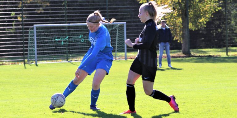 Carlotta Hoffrogge (l.), hier im Zweikampf mit der Hertenerin Julia Hasler, war gegen den SV Bommern nicht zu halten. Ihre Gegenspielerin flog mit Gelb-Rot vom Platz.
