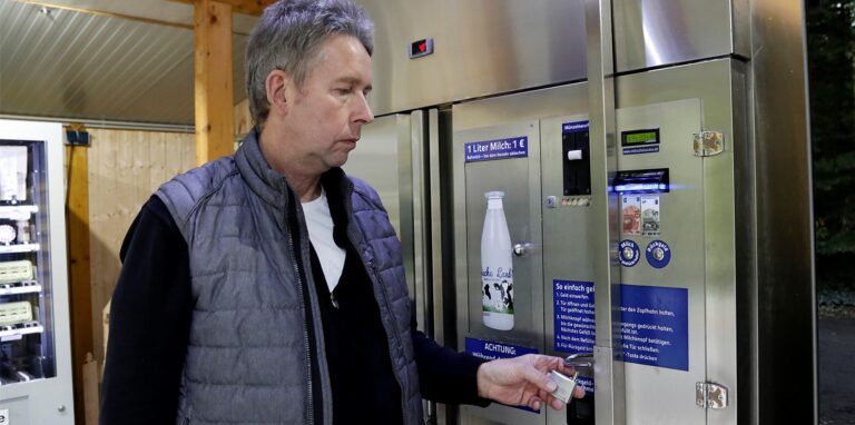 Georg Schulte-Althoff zeigt das aufgebrochene Schloss am Milchautomaten.