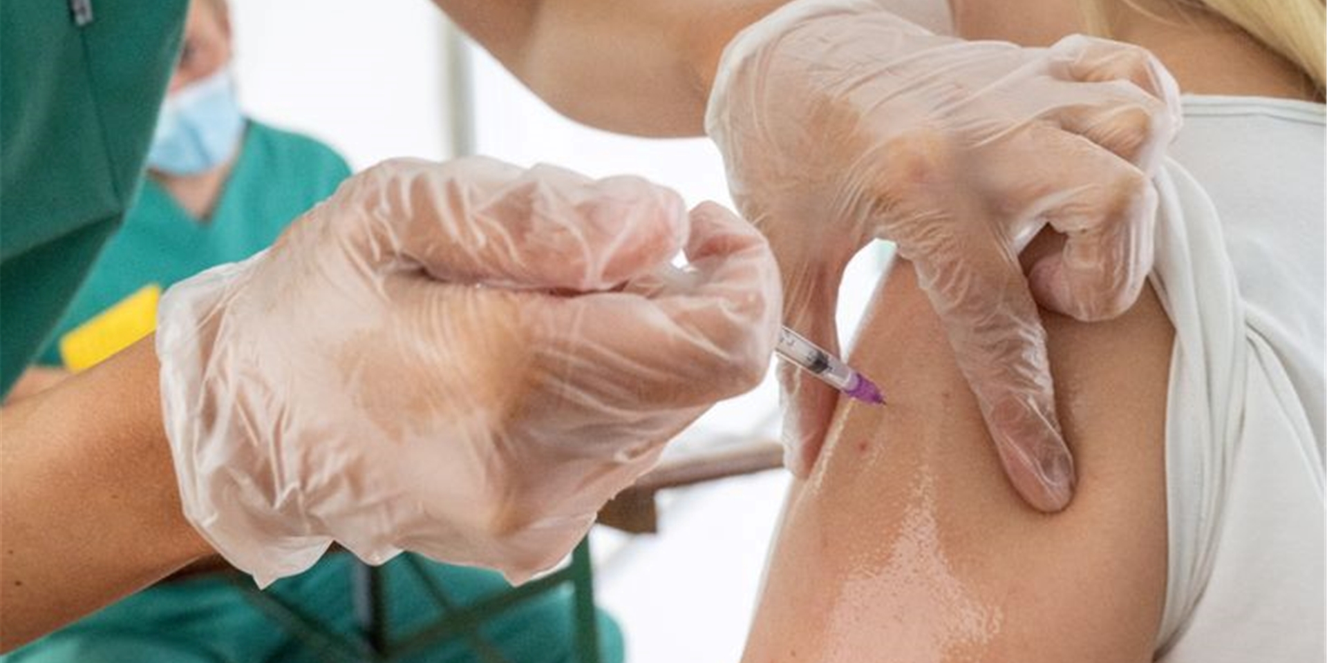 Nebenwirkungen einer Impfung treten immer innerhalb von wenigen Wochen nach der Impfung auf. Sorgen, dass eine Nebenwirkung sehr viel später auftritt, hält der Immunologe Carsten Watzl für unbegründet.