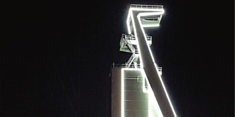 Im August 2019 leuchtete der Förderturm von Schacht IV im Glanz der LED-Lichtinstallation. Da waren die Lämpchen nach intakt.