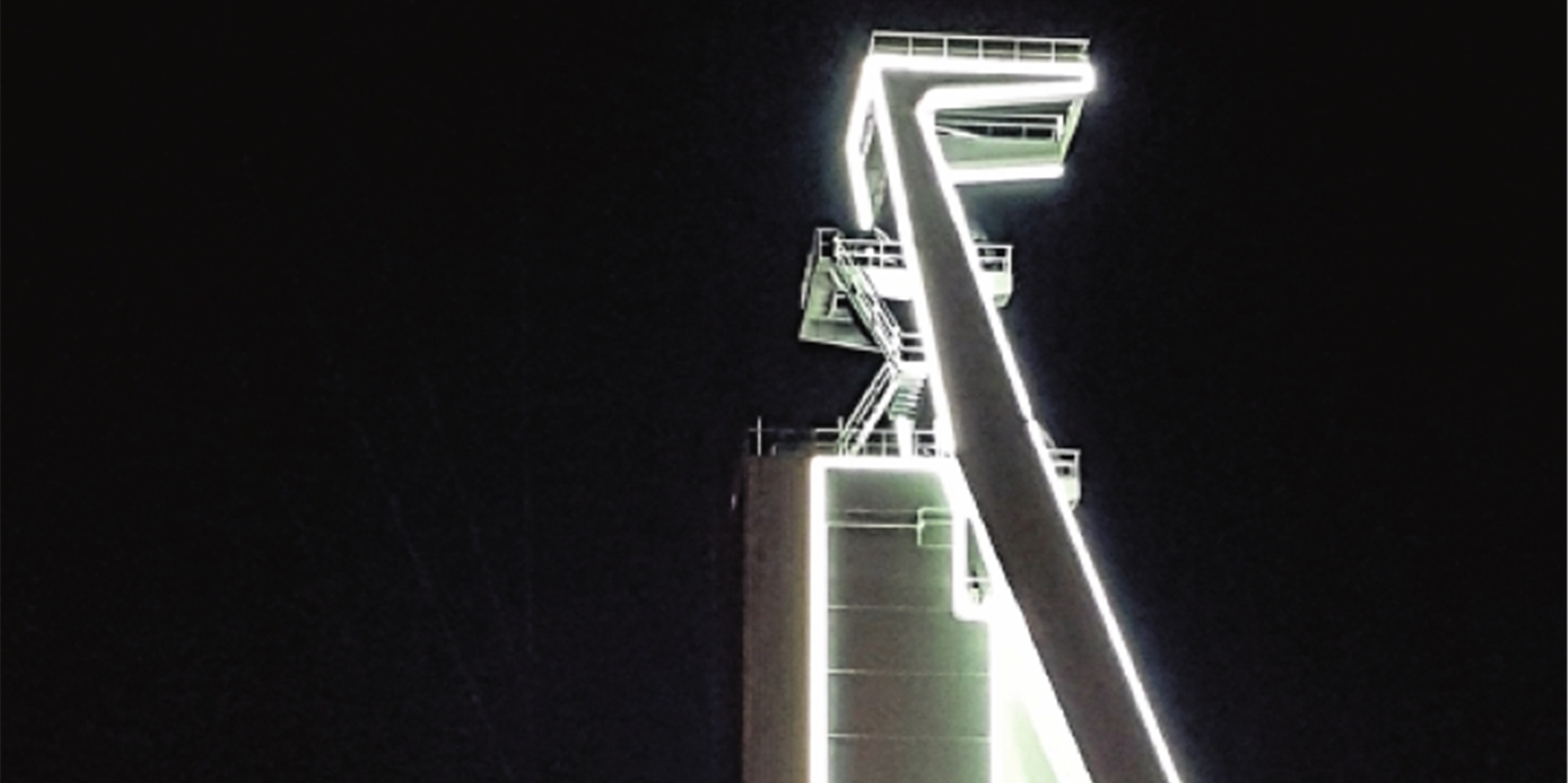 Im August 2019 leuchtete der Förderturm von Schacht IV im Glanz der LED-Lichtinstallation. Da waren die Lämpchen nach intakt.