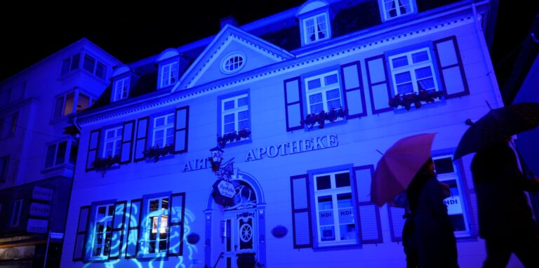 Auch die „Alte Apotheke“ an der Breiten Straße ist wieder in stimmungsvolles Licht getaucht.