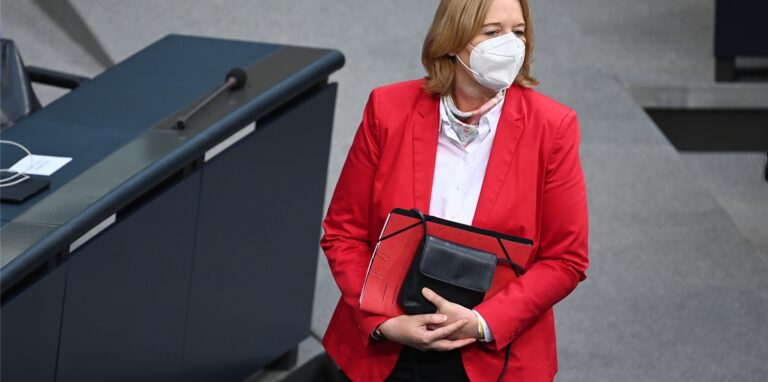 Die Kandidatin für das Amt der Bundestagspräsidentin, Bärbel Bas (SPD) kommt zur konstituierenden Sitzung des neuen Bundestags.