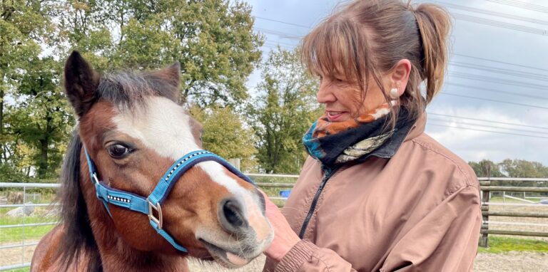 Cornelia Schwankl sorgt sich um ihre Ponys, nachdem es zuletzt in Hünxe und Kirchhellen fünf Wolfsrisse gegeben hat.