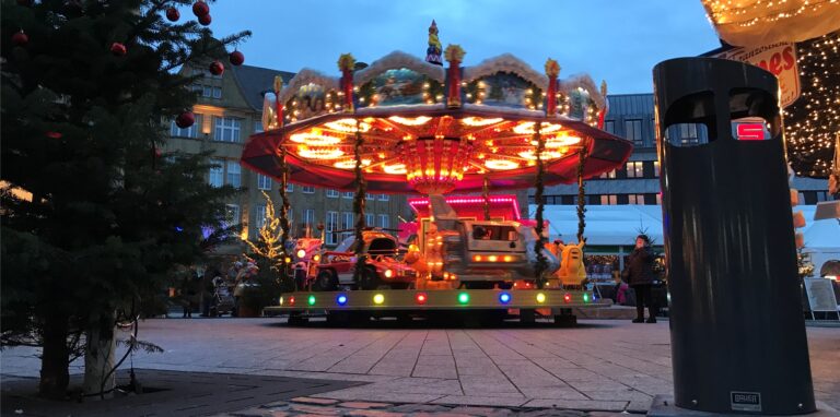 Auf dem Marktplatz rund um den Reiterbrunnen wird am 12. November der Weihnachtsmarkt eröffnet.