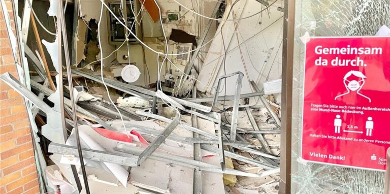 Ein Bild der Verwüstung zeigt sich nach den Sprengungen von Geldautomaten wie hier vor Kurzem in Schwerte. Weil immer häufiger Sprengstoff eingesetzt wird, werden die Schäden an Gebäuden immer größer.