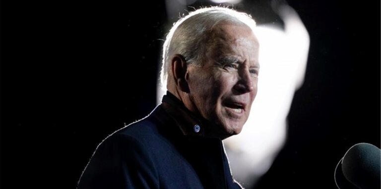 Joe Biden spricht bei einer Kundgebung im US-Bundesstaat Virginia. Der US-Präsident kritisiert seinen Vorgänger Donald Trump unter anderem wegen dessen Äußerungen über den jüngst verstorbenen Ex-Außenminister Colin Powell.