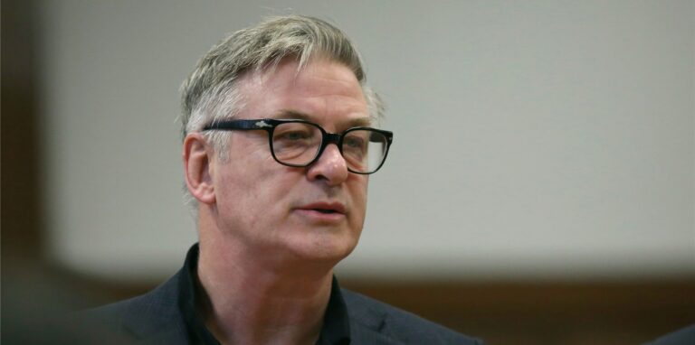 Schauspieler Alec Baldwin hat bei Dreharbeiten die Kamerafrau Halyna Hutchins mit einer Requisitenwaffe tödlich getroffen.