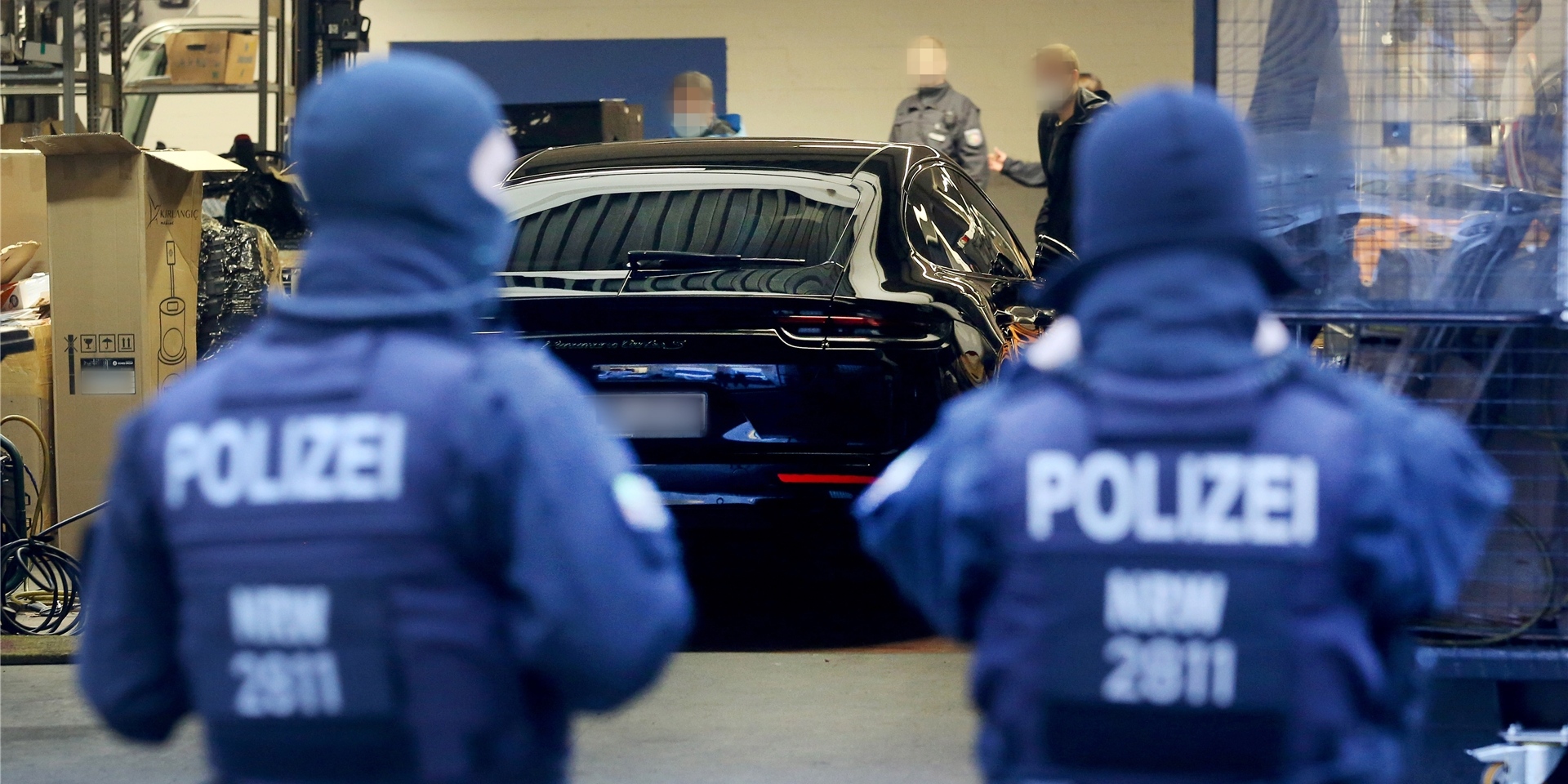 Polizisten untersuchen Räumlichkeiten in einem Gewerbegebiet. Um einer Geldwäsche-Bande das Handwerk zu legen, hat ein Großaufgebot an Beamten eine Razzia in mehreren Städten Nordrhein-Westfalens durchgeführt.