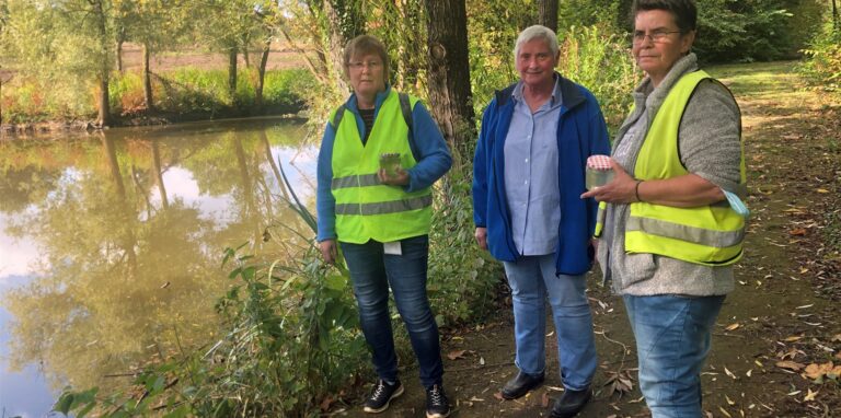 Inge Sichort, Elisabeth Grümer und Gabriele Bayer (v.l.) sorgen sich um die Tiere im Teich auf dem Golfplatz.