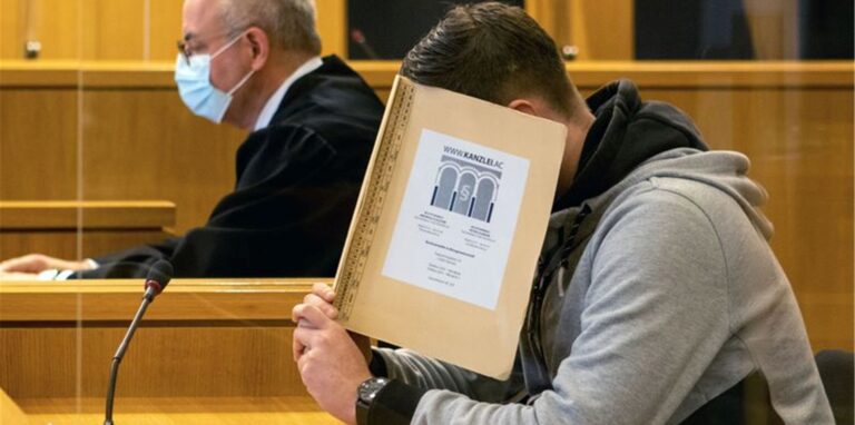 Der 22-jährige Angeklagte im Gericht.