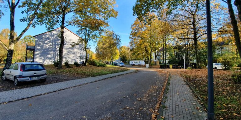 An dieser Stelle soll künftig ein neuer, drei Meter breiter Geh- und Radweg über die Weidenstraße hinwegführen. Nach links schlängelt er sich dann zwischen den Häusern hindurch zur Marler Straße, nach rechts zur Bahnhofstraße.