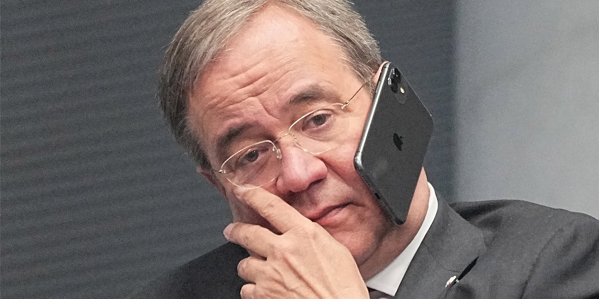 Ohne Hände: CDU-Chef Armin Laschet telefoniert bei der konstituierenden Sitzung des neuen Bundestags.