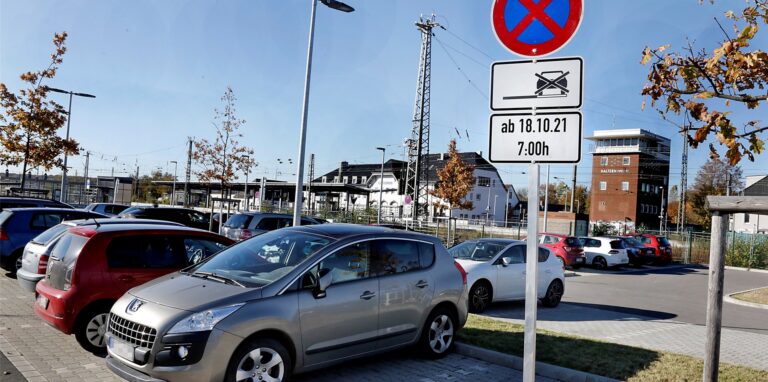 An Teilen des neuen Pendlerparkplatzes am Halterner Bahnhof gilt ein Halteverbot.