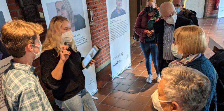 Schüler des Petrinums führen aktuell durch die Ausstellung „Angst vor Hass – Juden in Deutschland haben wieder Angst“. Sie haben sich an drei Tagen dafür ausbilden lassen.