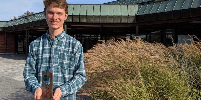 Der 18-jährige Petrinum-Schüler Samuel Hilbricht hat mit seiner Facharbeit den Dr. Hans Riegel-Fachpreis im Bereich Mathematik gewonnen.