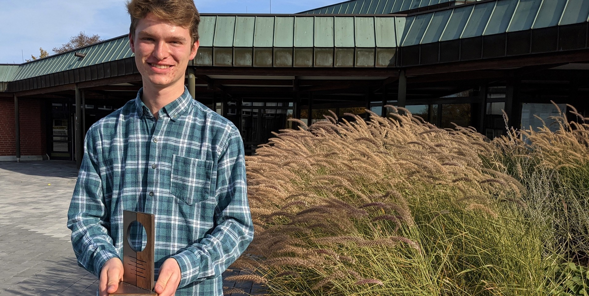 Der 18-jährige Petrinum-Schüler Samuel Hilbricht hat mit seiner Facharbeit den Dr. Hans Riegel-Fachpreis im Bereich Mathematik gewonnen.