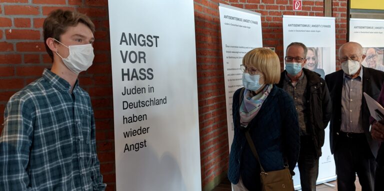 Schüler des Petrinums führen Interessierte aktuell durch eine Ausstellung, die sich mit Antisemitismus in unserer Zeit beschäftigt. Damit leisten sie äußerst wichtige Aufklärungsarbeit.