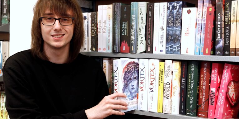 Joel Ince absolviert bei der Buchhandlung Kortenkamp eine Ausbildung zum Buchhändler.