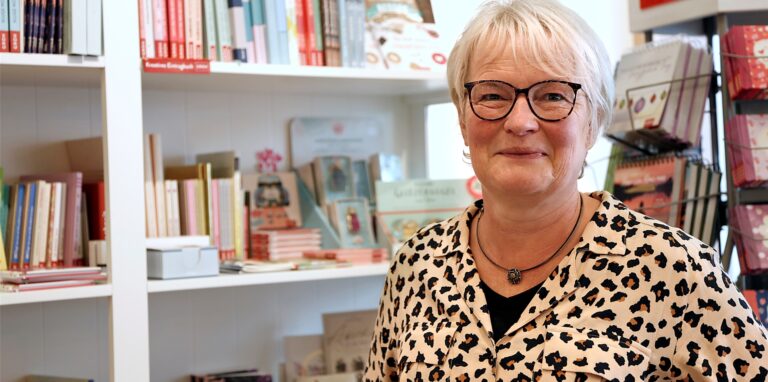 Buchhändlerin Anne Heine-Hagen von der Buchhandlung Kortenkamp spürt erste Auswirkungen des Papiermangels.