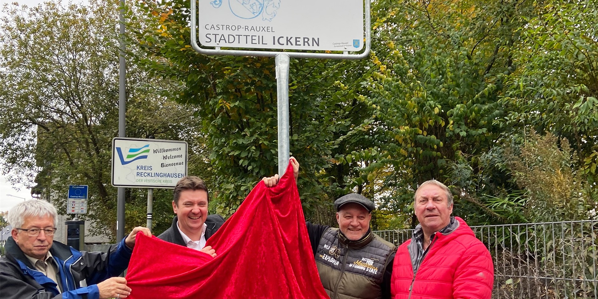 Bürgermeister Rajko Kranvanja (2.v.l.) enthüllte 2021 mit EUV-Chef Michael Werner und Ickerner Stadtteilvereins-Vertretern Uwe Frisch und Mario Pallasch den neuen Ortseingang an der Recklinghauser Straße. Das Schild wurde 2024 gestohlen.