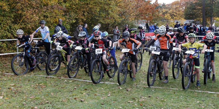 Beim Gruppenstart versuchte jeder Fahrer, eine gute Position zu ergattern, hier die U13-Fahrer.