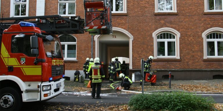 Die Feuerwehr war am Sonntagvormittag an der Josefstraße im Einsatz. Da sich der Brand im 1. Stock befand, wurde vorsorglich auch das Drehleiterfahrzug vor dem Haus in Position gebracht.