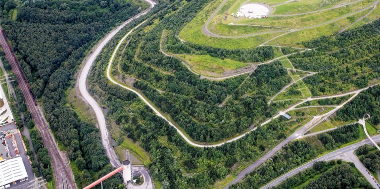 Auf der Trasse der früheren Zechenbahn (unten links im Bild) soll ein neuer Erlebnisweg südlich der Halde Hoheward entstehen.