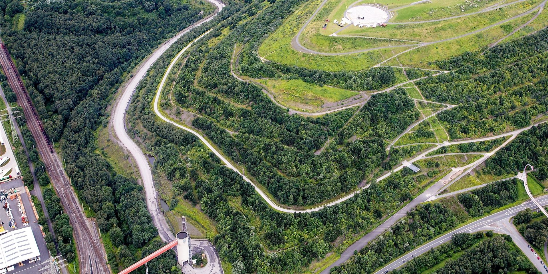 Auf der Trasse der früheren Zechenbahn (unten links im Bild) soll ein neuer Erlebnisweg südlich der Halde Hoheward entstehen.