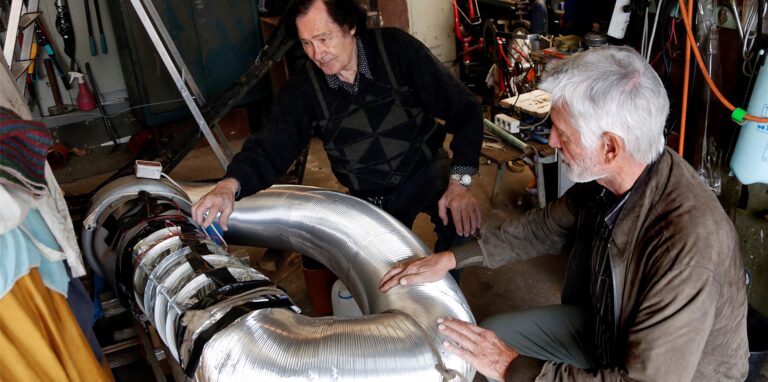 Manfred Steinert (l.) und Georg Heinze wollen mit einem Windradkreislauf Strom erzeugen