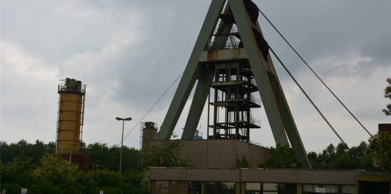 Das Schachtgelände in Lippramsdorf mit seinem Förderturm.