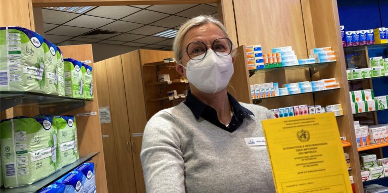 Dem Team der Dortmunder Hafen-Apotheke um Inhaberin Janine Sänger sind bereits mehrere gefälschte Impfausweise aufgefallen.