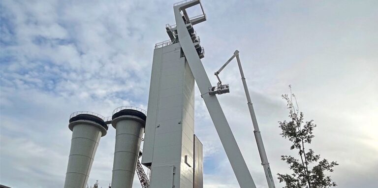 Mit einem Hubsteiger werden nun die defekten LED-Elemente der Lichtinstallation am „Weißen Riesen“, dem Turm von Schacht IV auf der Zeche Schlägel & Eisen, ausgetauscht.