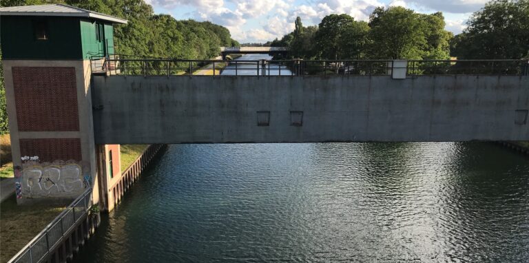Ein Schiff fuhr auf dem Rhein-Herne-Kanal bei Castrop-Rauxel-Henrichenburg gegen ein Sperrtor.