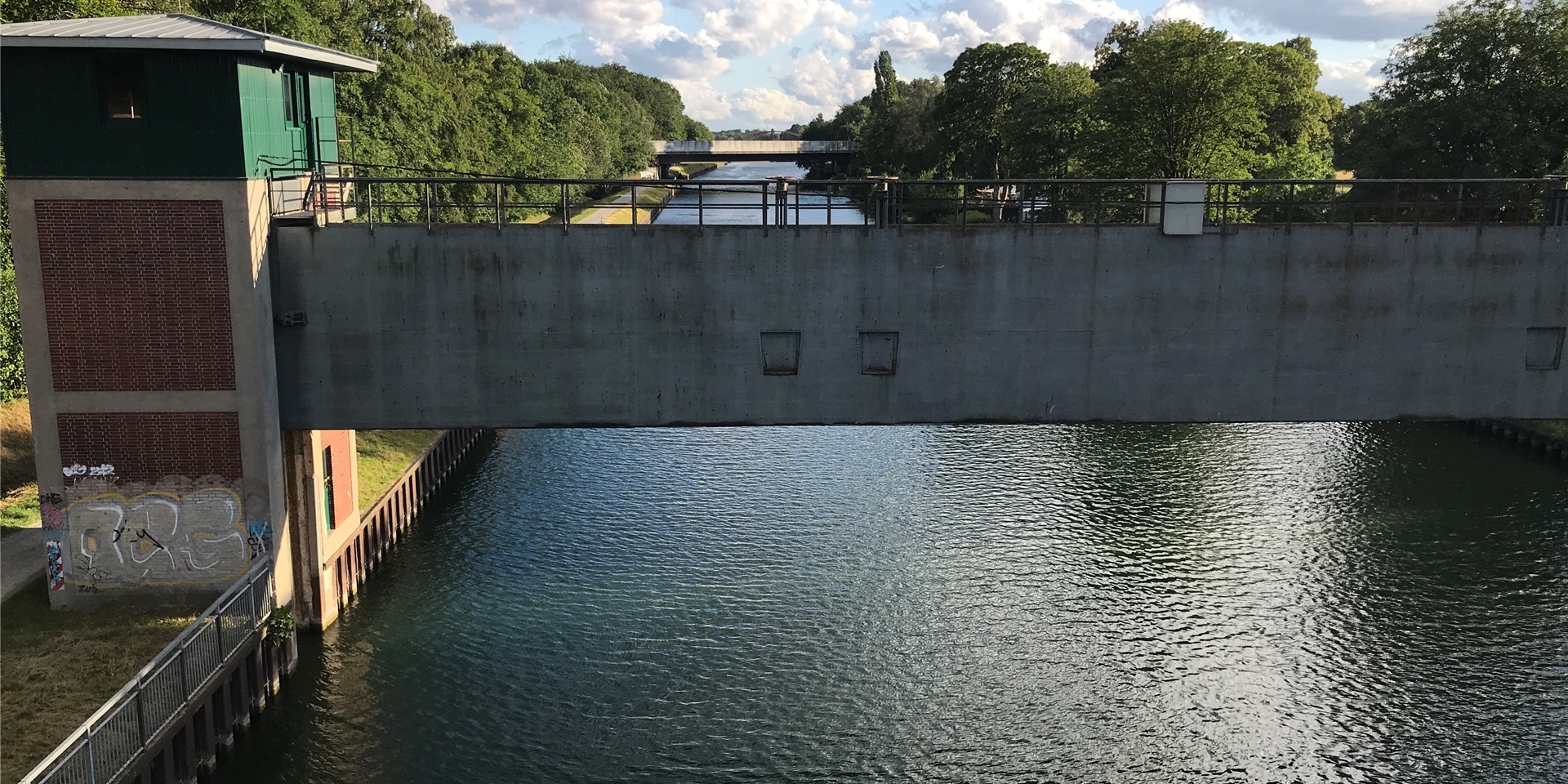 Ein Schiff fuhr auf dem Rhein-Herne-Kanal bei Castrop-Rauxel-Henrichenburg gegen ein Sperrtor.