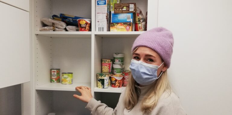 Sozialarbeiterin Hanna Biskoping steht vor dem fast leeren Lebensmittelregal in den Räumen der Mitternachtsmission.