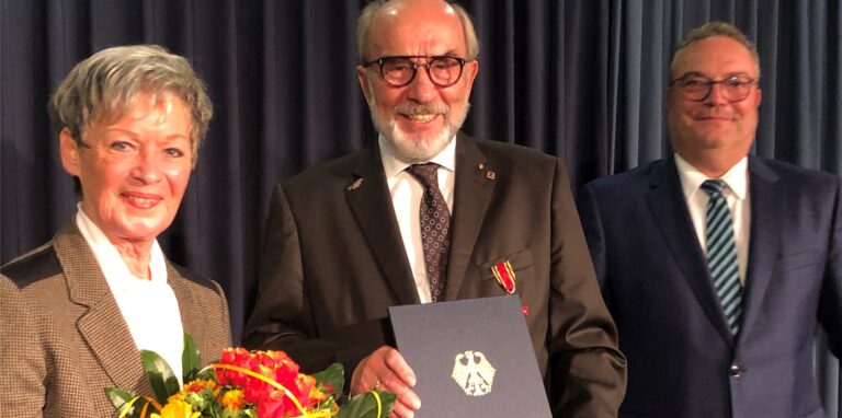 Landrat Bodo Klimpel verlieh Jochen Heckmann im Alten Rathaus das Bundesverdienstkreuz am Bande und überreichte Herta Heckmann einen Blumenstrauß. Durch sein Handeln sei er zum Vorbild geworden, sagte der Landrat über Jochen Heckmann.