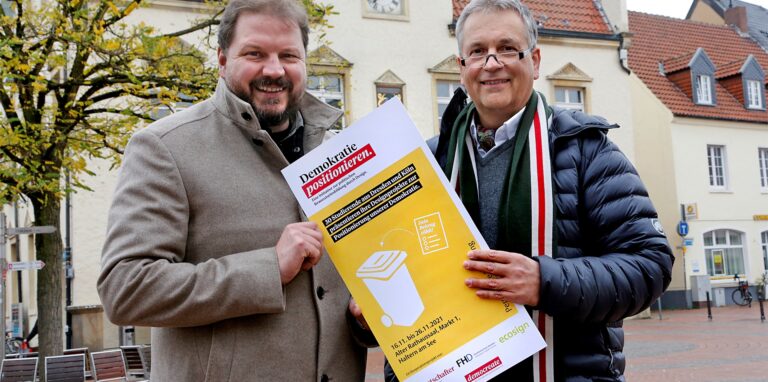 Michael Buttgereit (r., Gute Botschafter) und Toddy Geldmann (Haltern aktiv) laden zur Ausstellung „Demokratie positionieren“ ins alte Rathaus ein.