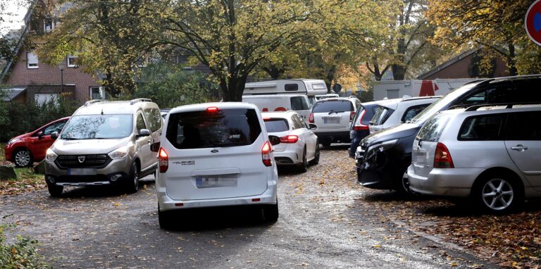 Wenn die Kinder gegen 14.15 Uhr abgeholt werden, wird es wuselig vor dem Kindergarten Conzeallee.