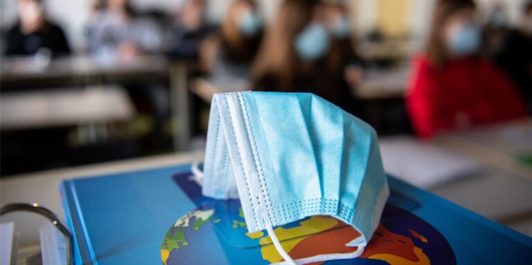 Die Corona-Pandemie hat erhebliche Auswirkungen auf die Schulen gehabt.
