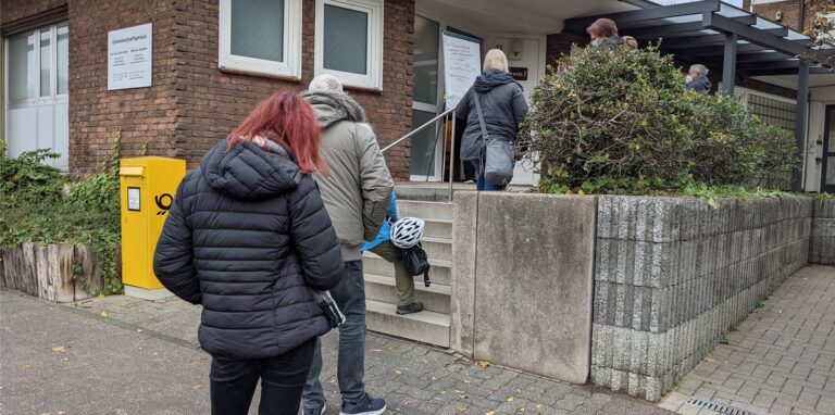 Viele Dorstener Arztpraxen sind überlastet. Das ist nicht nur wegen der aktuellen Krankheitswelle so, sondern auch weil viele Patienten Fragen zur Auffrischungsimpfung gegen Corona haben.