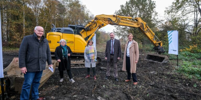Dem Bagger, vor dem (v.l.) Landschaftsarchitekt Andreas Freese, Hertens Stadtbaurätin Janine Feldmann, Eva Kranjc, Abteilungsleiterin Klima und Umwelt bei der Stadt Recklinghausen, Marco Zerwas, 3. Stellv. Landrat, und Nina Frense, RVR-Beigeordnete für Umwelt und Grüne Infrastruktur, hier stehen, werden im südlichen Bereich der Halde Hoheward bald weitere folgen.