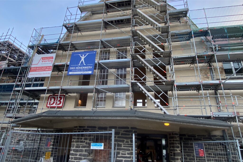 title attribut Das komplette historische Bahnhofsgebäude in Bad Godesberg wird saniert.