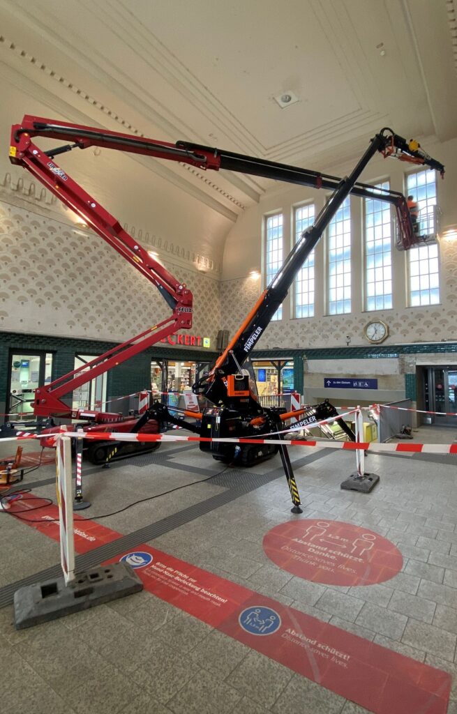 title attribut Kran und Hubsteiger im Einsatz im Bahnhof von Bad Godesberg.
