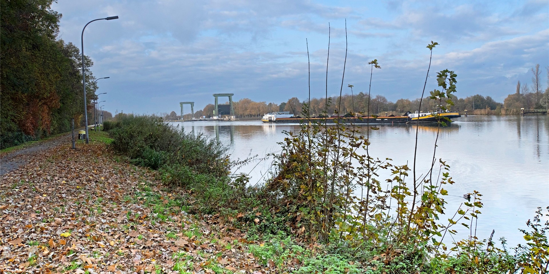 Bildmontage: Links ein Blick auf das Dattelner Meer und die Schleuse, rechts Johannes Paß vom Wasserstraßen-Neubauamt.