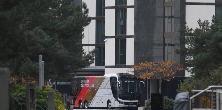 Vor den Spielen zur WM-Qualifikation gibt es jetzt einen Corona-Fall in der Nationalmannschaft. Fünf Spieler müssen in Quarantäne.