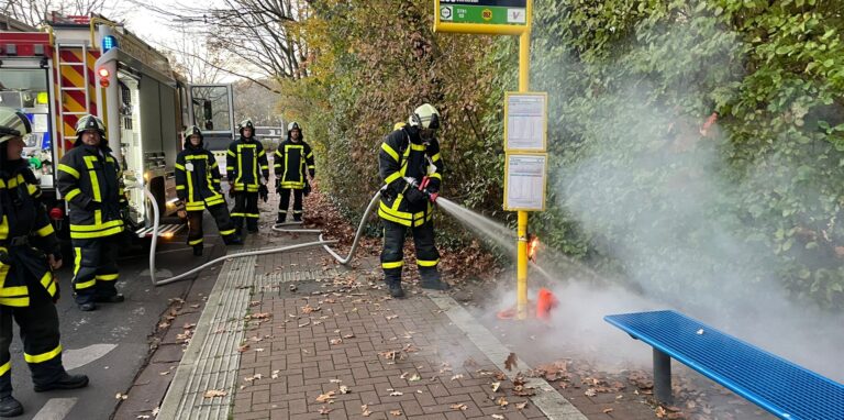 Die Feuerwehr löschte den Brand. Vom Abfalleimer blieb nichts übrig.
