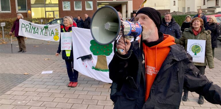 Per Megafon skandierten die Demonstranten ihre Forderungen an den Ratsausschuss.