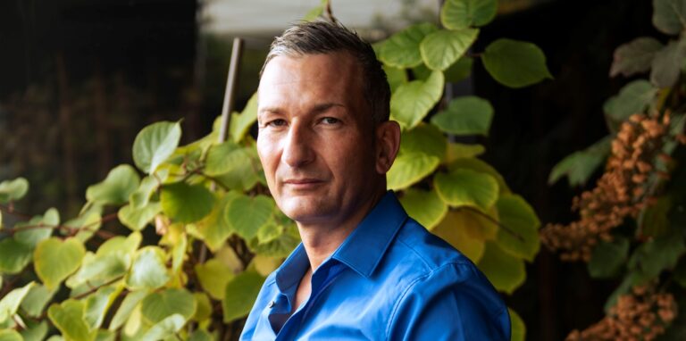 Kevin aus Dortmund arbeitet als Callboy. Seine Fähigkeit, sich gut auf neue Partnerinnen einzulassen, hat ihn zu dem Job gebracht.