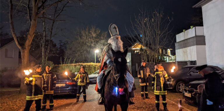 St. Martin winkte den unzähligen Kindern zu, die am Donnerstagabend mit ihren Laternen durch das Marienviertel zogen.